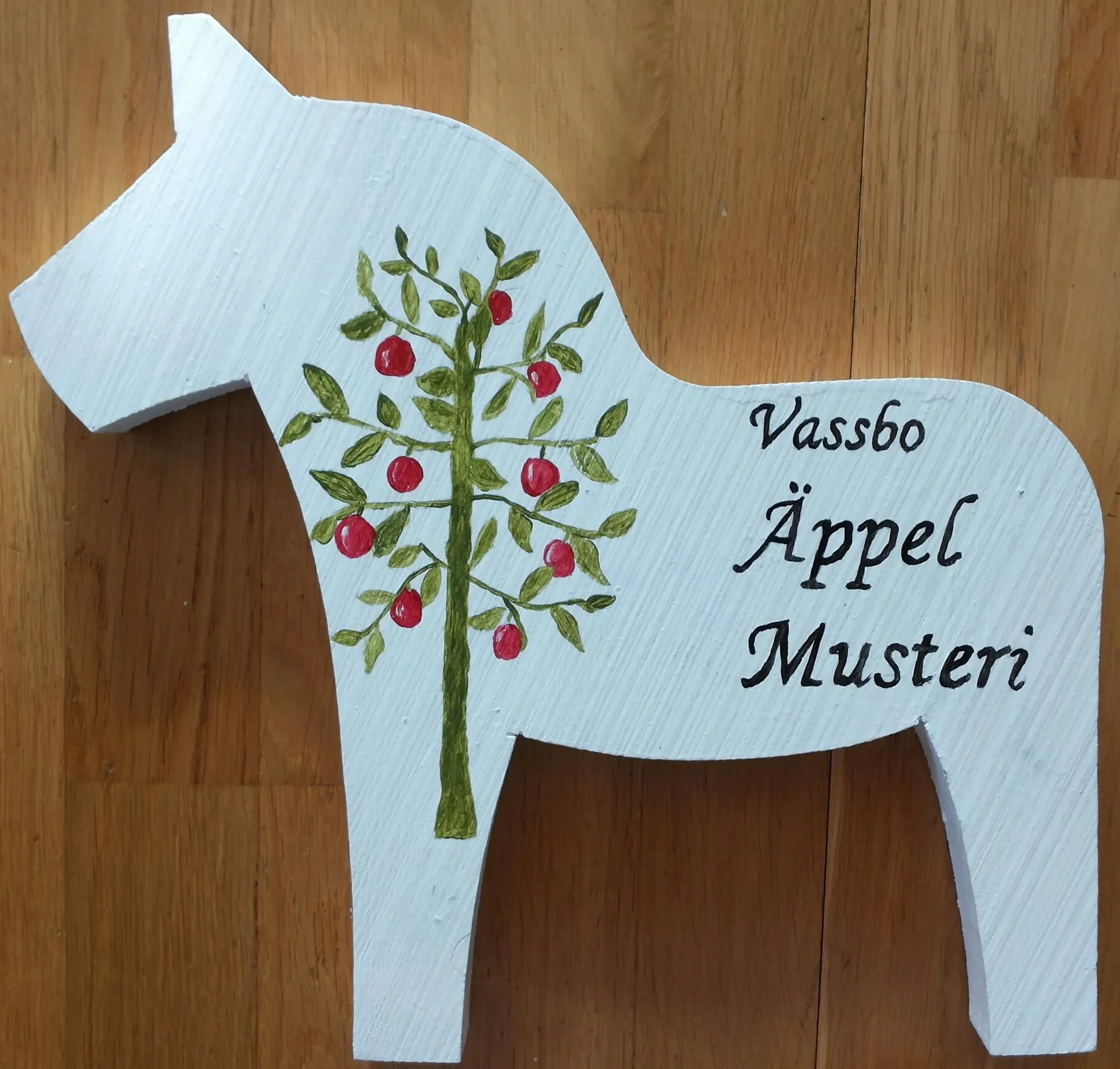 Handmålad dalahäst med äppelträd – Vassbo Äppelmusteris symbol